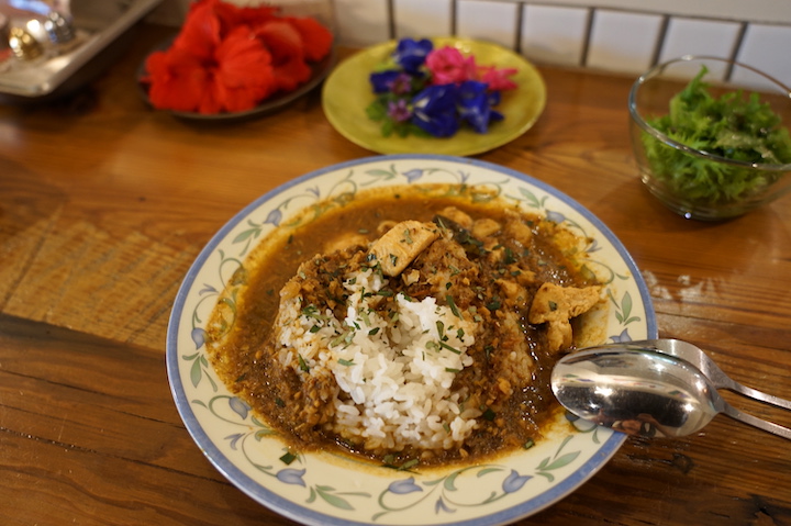 「ニョニャチキンカレー」