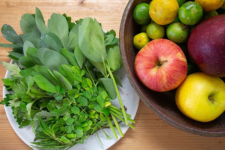 沖縄薬草グリーンと果物