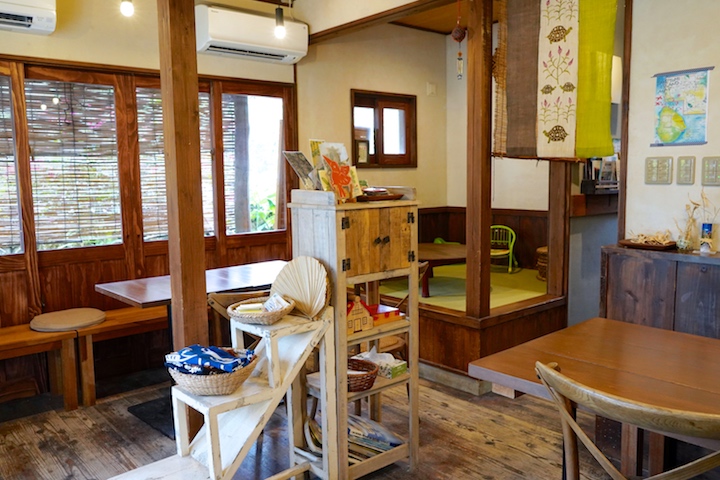 「パーラー願寿屋」の店内