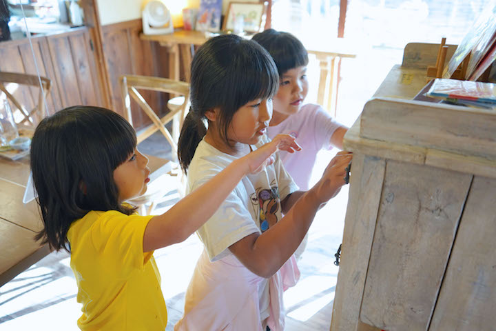 棚には、子どもが遊べるおもちゃが置いてある