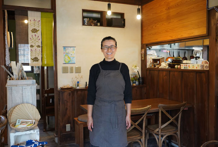「パーラー願寿屋」オーナーの内盛こずえ（うちもり こずえ）