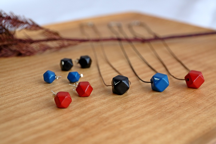 角萬漆器のネックレス