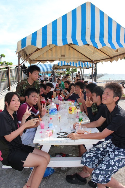 地元の人たちのビーチパーティー