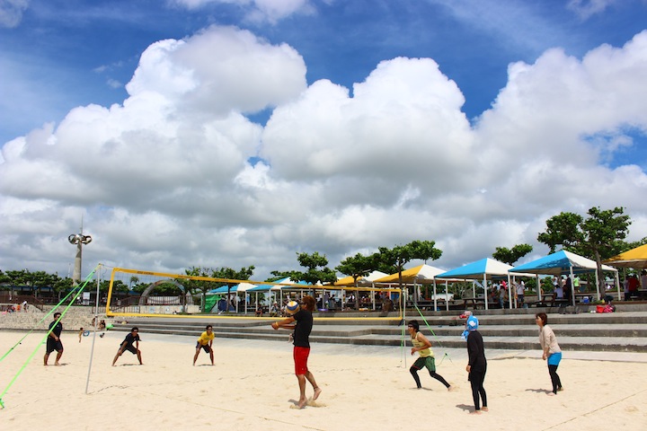 ビーチバレーを楽しむ人たち