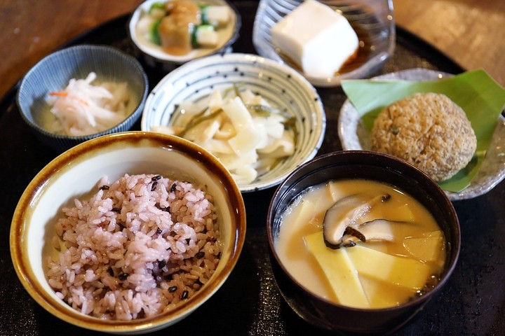 「いなむいうち（イナムドゥチ）定食」