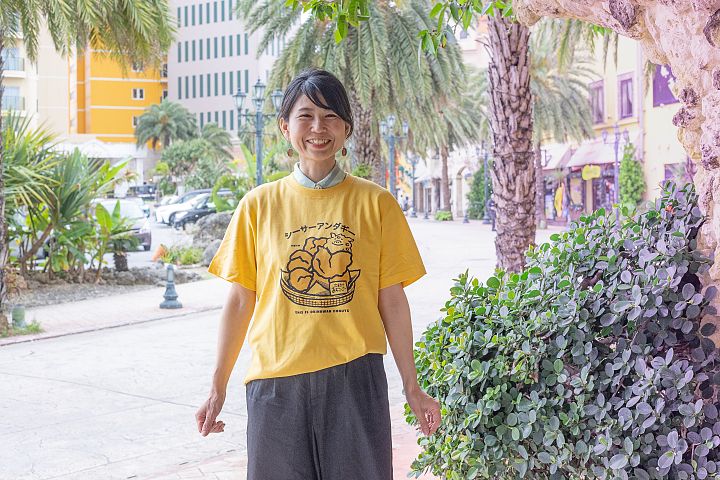 オリジナルTシャツを着けるスタッフ