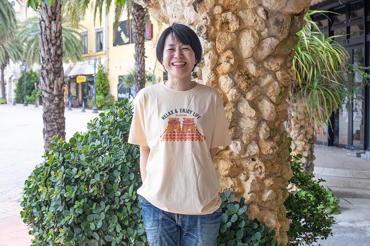 オリジナルTシャツを着けるスタッフ