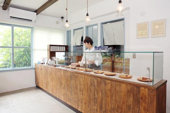 人気のカヌレ専門店「ほうき星」の店内