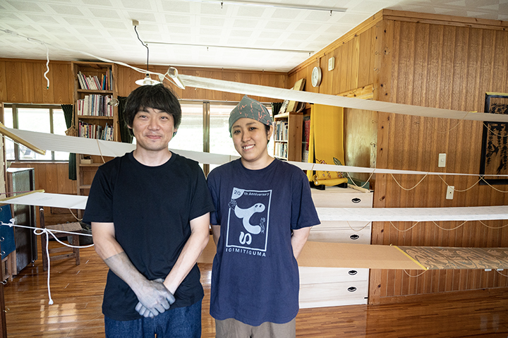 紅型工房ひがしやを営む道家良典(どうけよしのり)・由利子(ゆりこ)夫妻