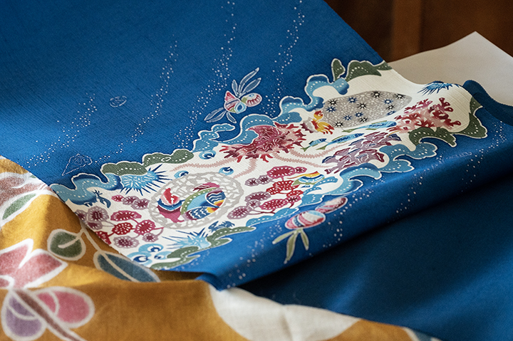 紅型工房ひがしやの染め上がったばかりの名古屋帯「長浜ビーチ」