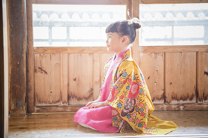 紅型の琉装(りゅうそう:帯を使わずに着用する沖縄に伝わる着物)