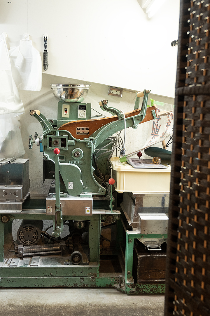 自家製のちぢれ麺を作る製麵機