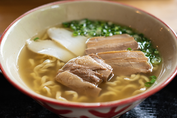 本ソーキと三枚肉が入った人気No.1の「伊豆味そば」