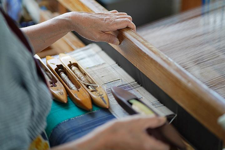 知花花織を機織り工房で職人が織りあげ