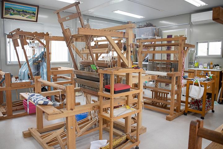 機織り工房にある機織り機