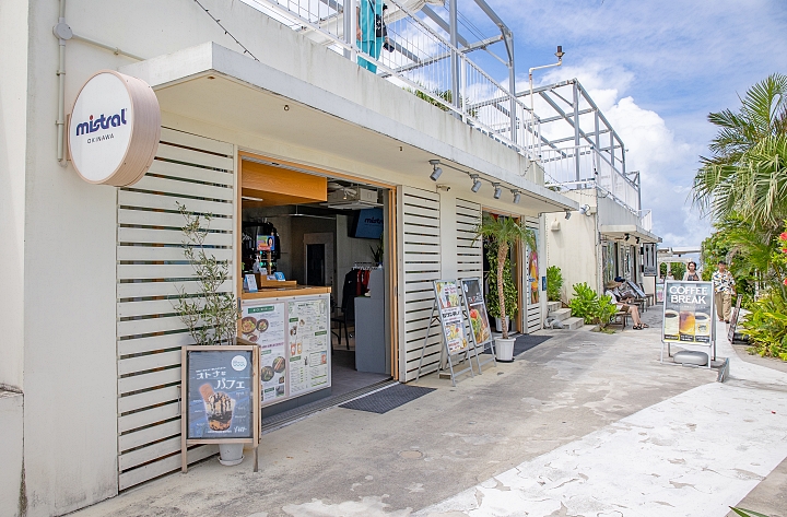 「瀬長島ウミカジテラス」内にある「Cafe Bar SEE THE SEA」