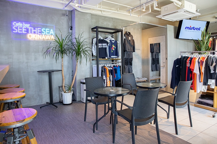 「Cafe Bar SEE THE SEA」の店内