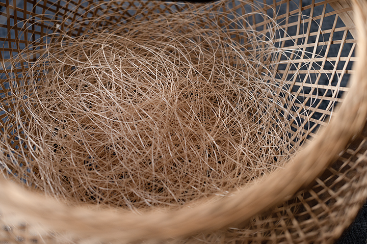 糸芭蕉と呼ばれる植物（バナナの仲間）から作った糸