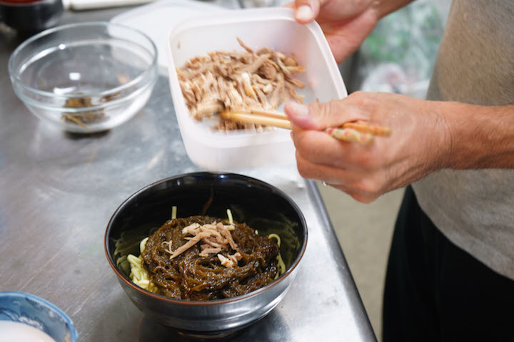 もずくそはの盛り付け