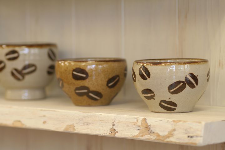 て*み様 やちむん 工房十鶴 コーヒー豆柄皿2枚 工房十鶴 やちむん お皿 コーヒー豆柄