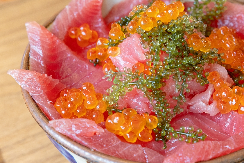 「県産生まぐろ丼専門店 つなや食堂」で味わう豪快なマグロ丼【南城市】