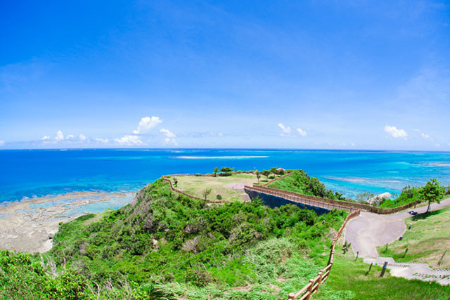 知念岬公園は、太平洋を一望できる隠れた絶景スポット