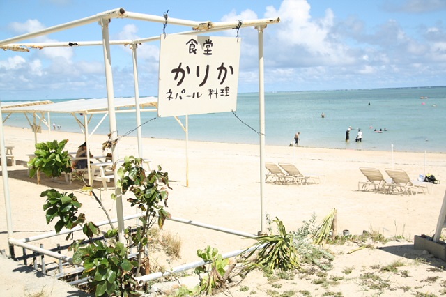 ビーチが客席。のんびり過ごしたい沖縄で人気のグルメスポット「食堂かりか」