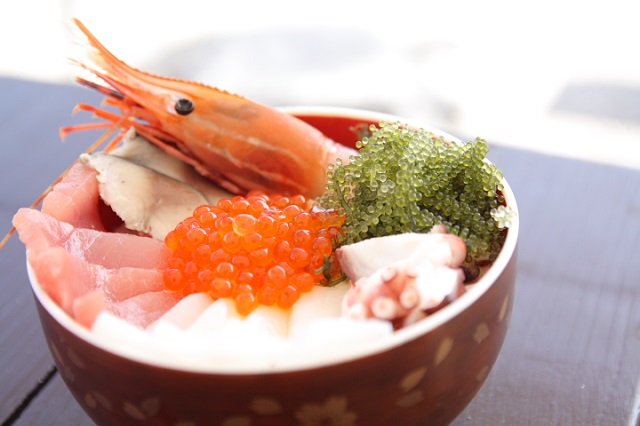 新鮮魚介たっぷりの「海人丼」は読谷村の都屋漁港にある食堂 いゆの店で味わえます
