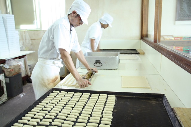 試食も体験もできる恩納村にあるちんすこう工場「ながはま製菓」