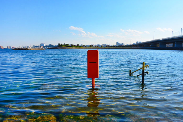 沖縄の海から想いよ届け。波の上ビーチに海中ポストを設置。