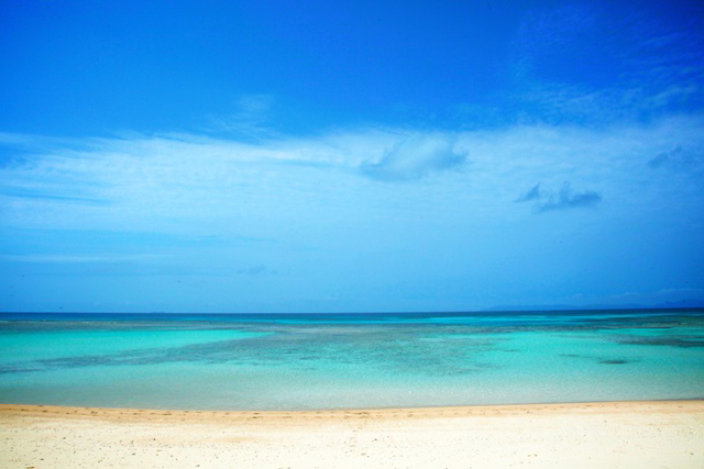 ニシ浜ビーチは、波照間ブルーが輝く穴場ビーチ。ため息が出るほどに美しい！