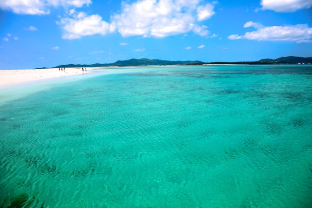 久米島の果てに浮かぶ、真っ白な砂浜で出来た楽園のような無人島