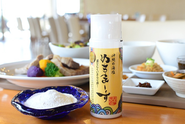 美しい沖縄の海から作られた塩を使ったカフェレストラン「ぬちまーすカフェたかはなり」
