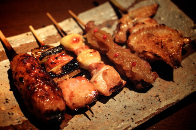 沖縄の地鶏と京都の繊細な味のこだわりが融合した、北谷の絶品串焼き屋