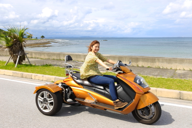 自動車免許でOKな“三輪バイク”「トライク」で海岸線を疾走！