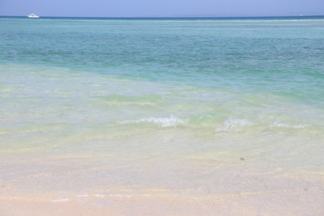 白砂とエメラルドグリーンが織りなすとこしえの美しさ…竹富島の「コンドイビーチ」