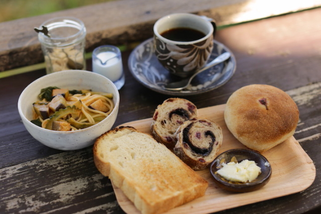 石窯天然酵母パンの朝食にうっとり…「南恩納トロピカル」の素朴な一泊