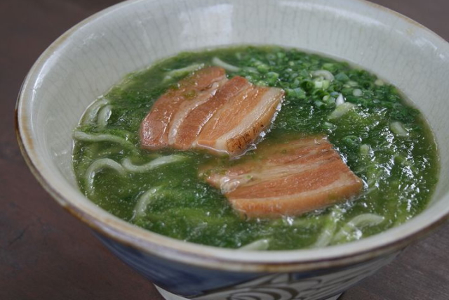 赤瓦屋根の古民家でいただくもちもち麵のアーサそば「屋宜家」