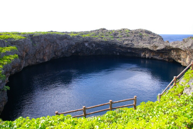 神秘に満ちた国の天然記念物…　下地島「通り池」