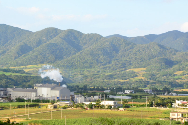 青空にもくもくあがる白い煙。石垣島製糖工場