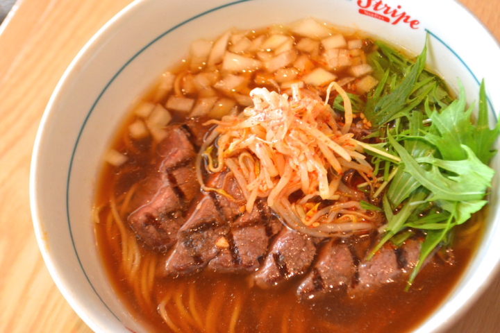 らしくないが心地よい街のラーメン屋、Stripe Noodles