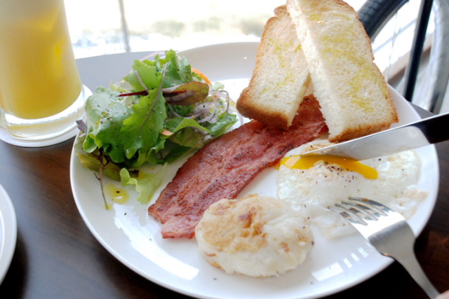 リゾートの朝食は、Maeda Breezeの本格派アメリカンブレックファストで