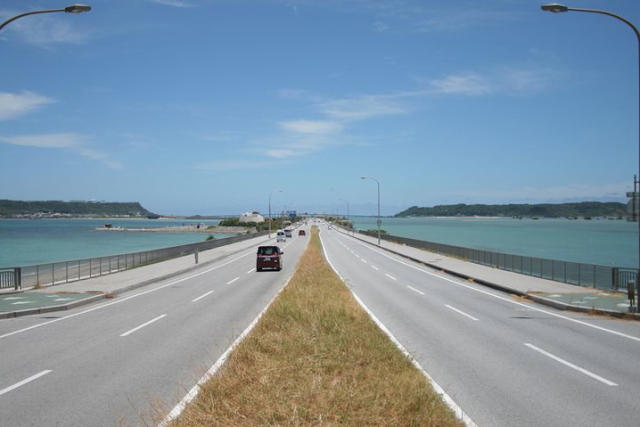 マリンブルーの海を走り抜ける爽快なドライブコース｢海中道路｣