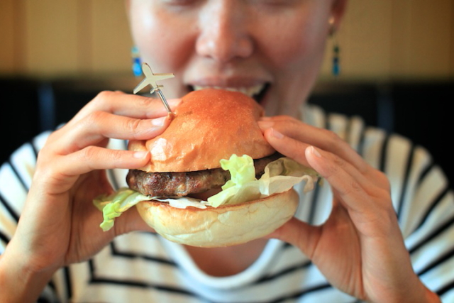 宮古島産牛肉100%、無添加無着色のDOUG'S BURGER