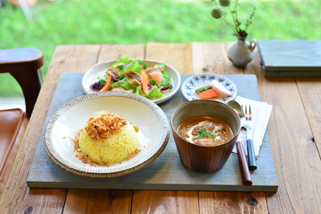 お庭とスパイスカレーとおやつのお店　クルミ舎