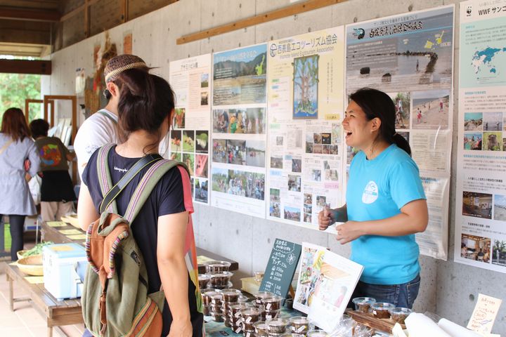 石垣島「白保日曜市」は開店から大にぎわい！　沖縄の伝統料理や工芸品に出あえます