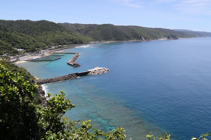 本島北部の絶景スポット「茅打（かやうち）バンタ」から見下ろす紺碧の海