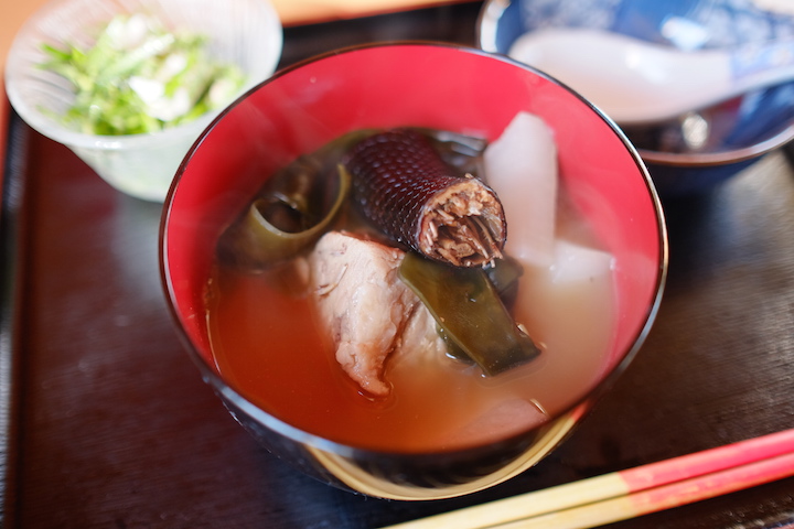 神の島「久高島」で伝統料理イラブー汁を食べられる島の食堂「食事処とくじん」