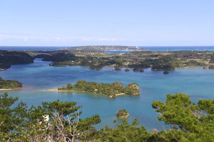 名護の「嵐山展望台」から“沖縄の松島”と呼ばれる羽地内海（はねじないかい）を眺めよう