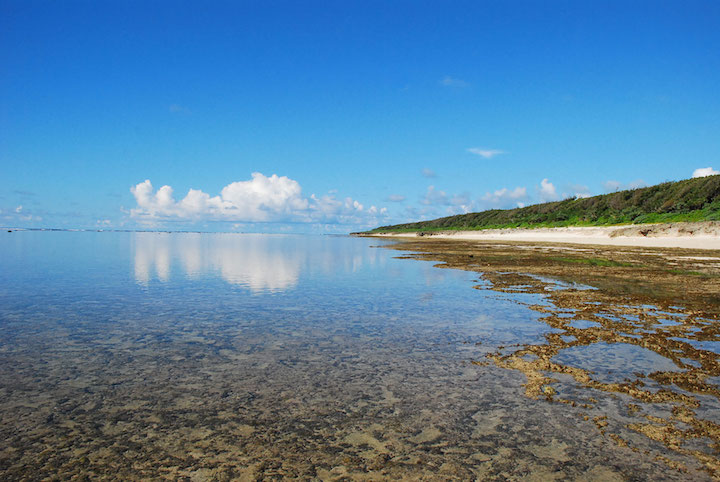 手つかずの海岸線が残る久高島（くだかじま）。海と天体が繰り広げる魅惑の美景